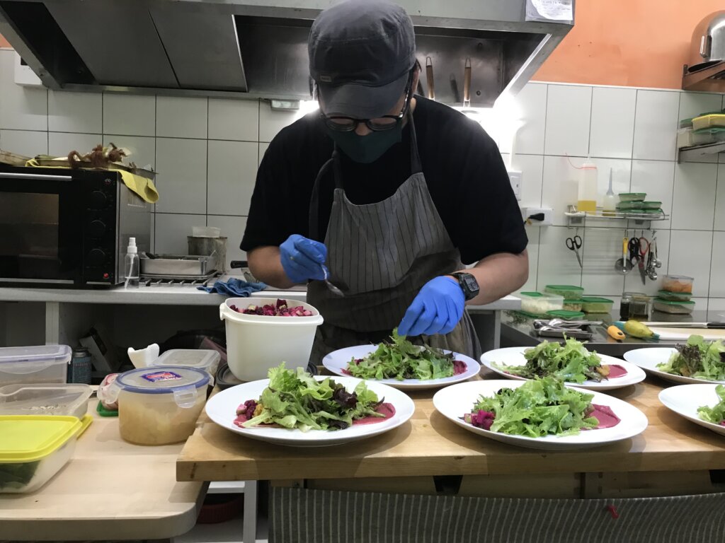 圖1、埋首於食材創作的俊昕