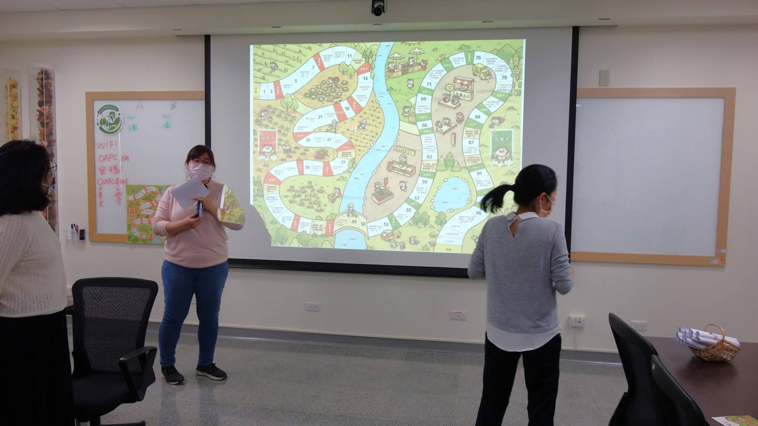 圖6 導讀者介紹桌遊【瓢蟲家族的有機天地】遊戲規則 scaled